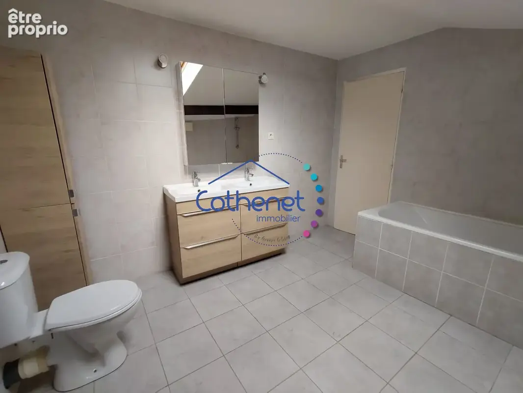Appartement 207 m² à Saint-Denis-De-Cabanne  - photo 5