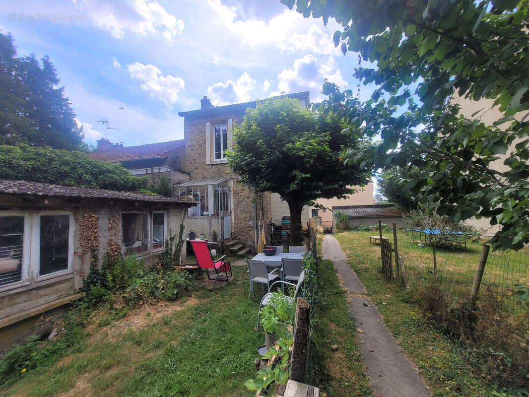 Ensemble immobilier à LIMOGES comprenant deux maisons (une louée et une vide) sur une belle parcelle de 840 m2. - photo 1