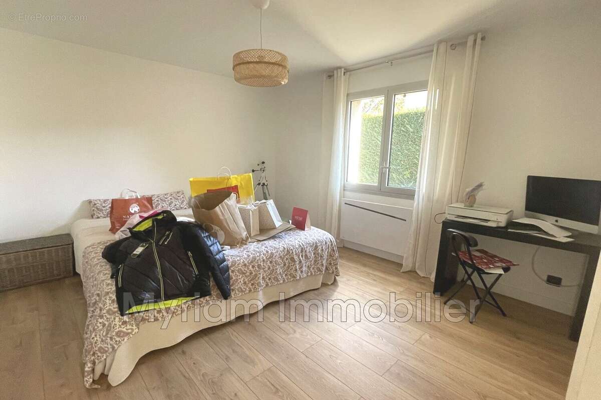 Maison à SAINT-CEZAIRE-SUR-SIAGNE