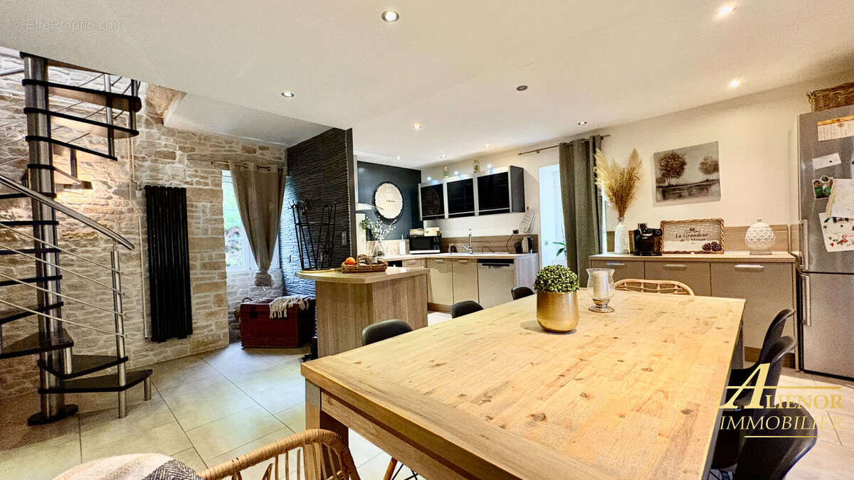 Maison à SAINT-PIERRE-DE-CHIGNAC