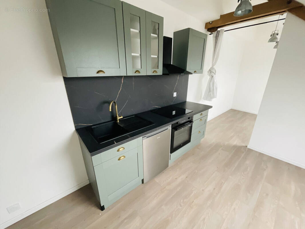 pièce de vie avec cuisine équipée  - Appartement à TROYES