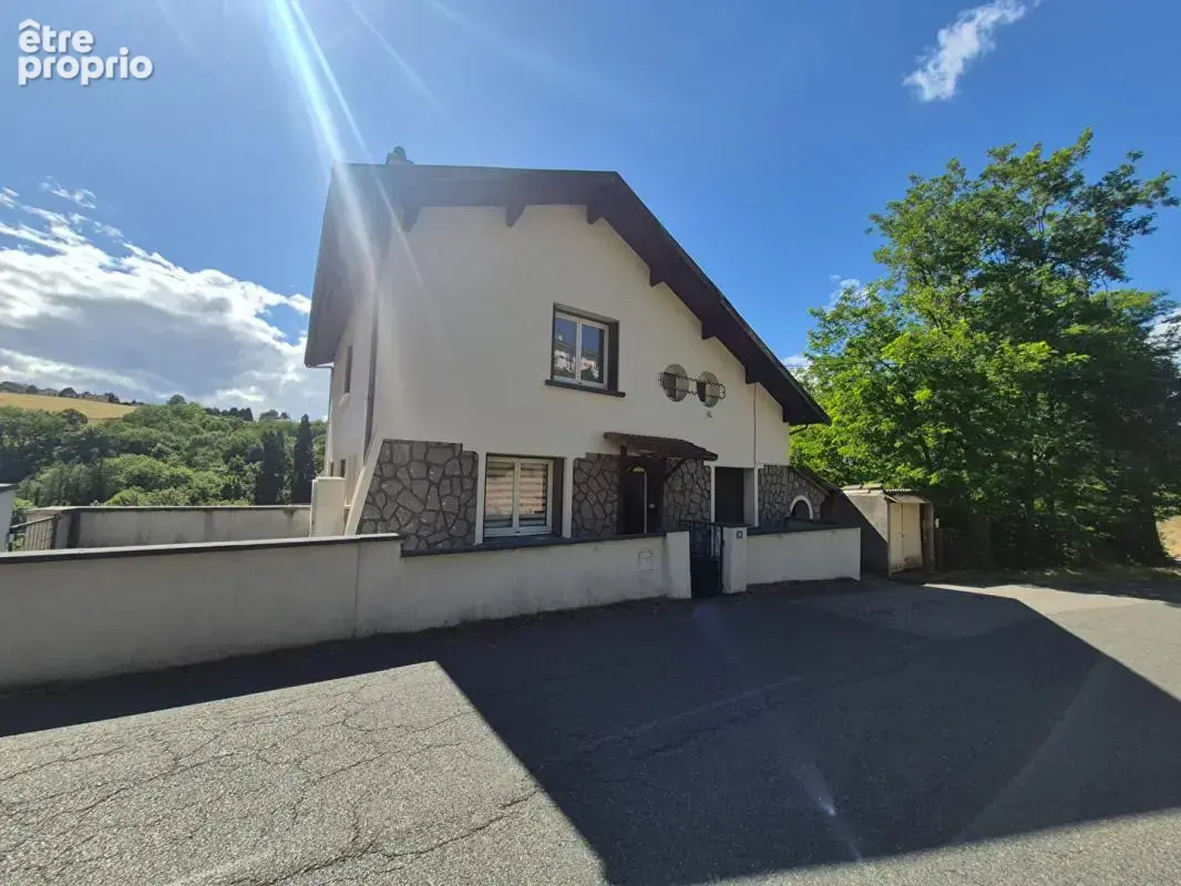 Maison à LE CHAMBON-FEUGEROLLES