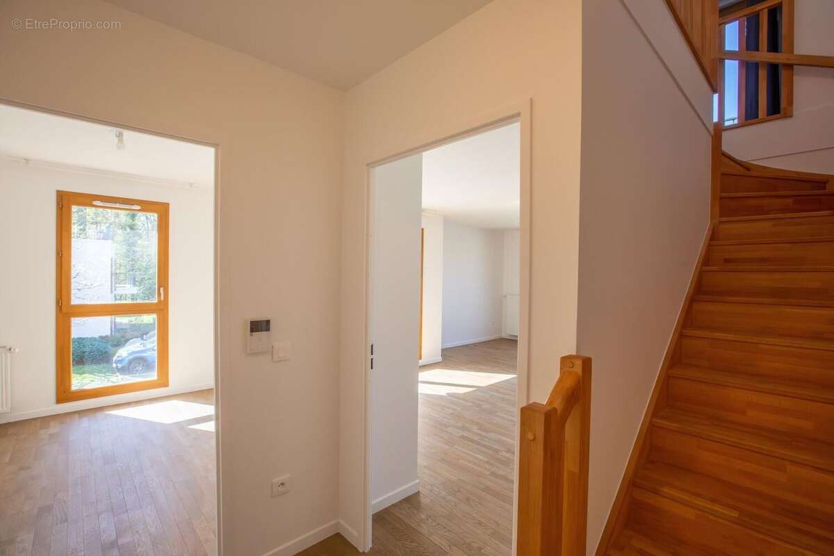 Photo 9 - Appartement à LE MESNIL-SAINT-DENIS
