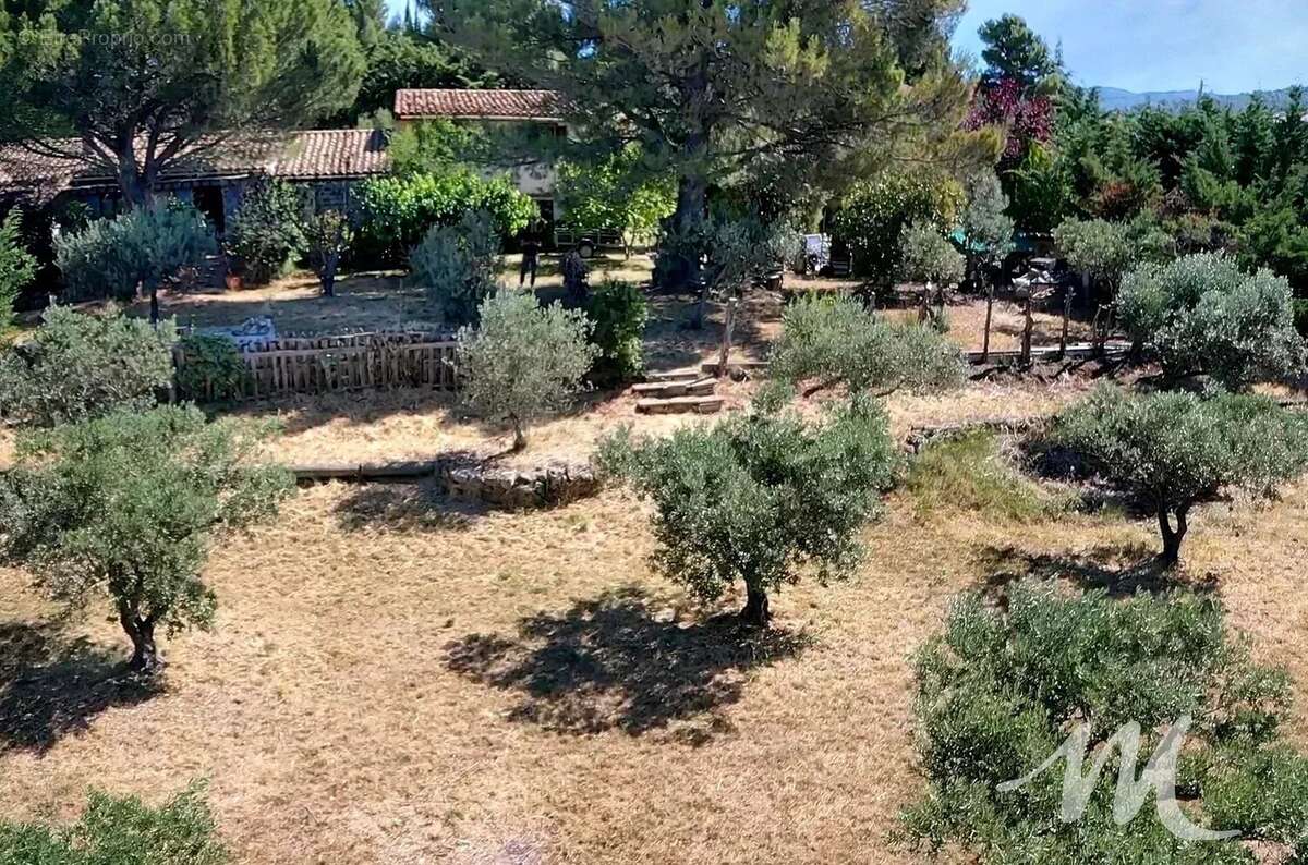 Maison de plain-pied sur 3200 m² de terrain à vendre à Aups ! - photo 8