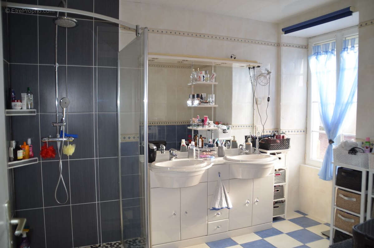 Maison à SAINT-LAURENT-DE-LA-SALLE