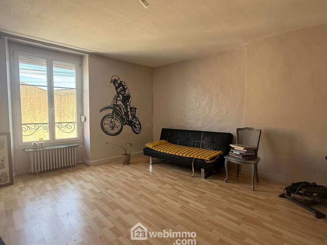 Une seconde chambre de 27 m2, - Maison à NEUVILLE-DE-POITOU