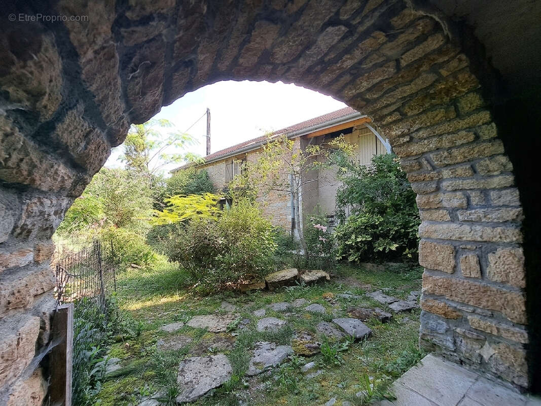 Bâtisse en pierre à réhabiliter, vue sur le vignoble Jurassien à Ménétru-Le-Vignoble (39210), 1818m² de jardin arboré - photo 3