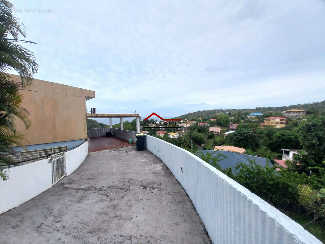 Entrée voiture par le haut - Maison à SCHOELCHER
