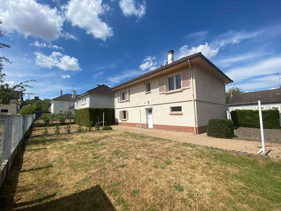 A vendre à Commentry - Jolie Maison ( 125 m2) - 3 Chambres - Terrain 445 m² - photo 2