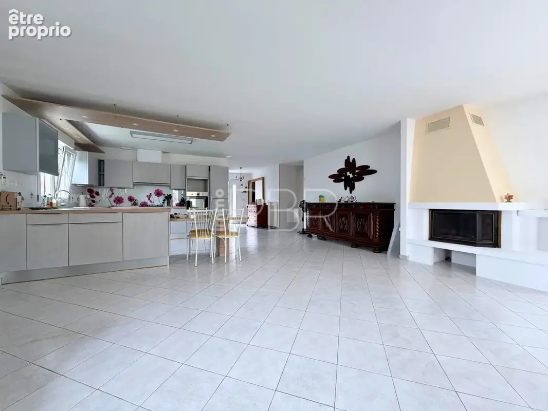 Maison de type 6 avec double garage, jardin et dépendance - photo 15