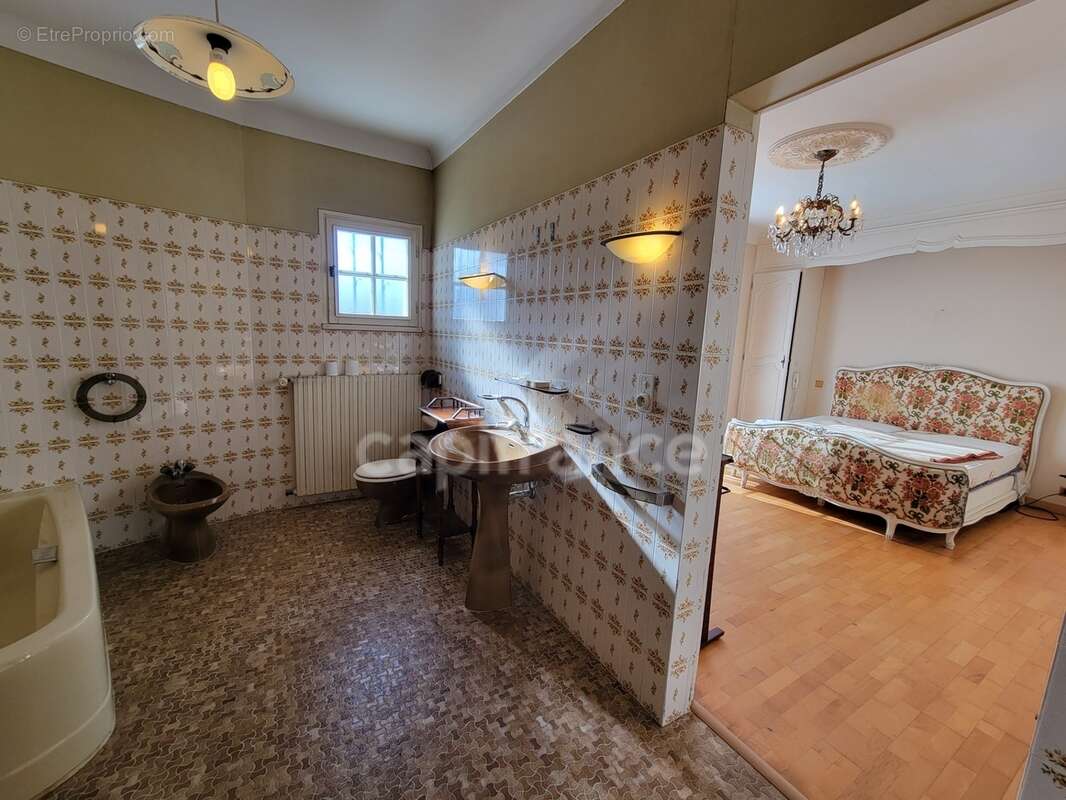 ( 85 ) Vendée entre NOIRMOUTIER , PORNIC et CHALLANS à vendre centre ville  BEAUVOIR SUR MER maison 7 pièces , 181 m² ,4 chambre - photo 3