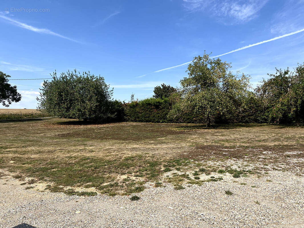 Terrain à MEYRIEU-LES-ETANGS