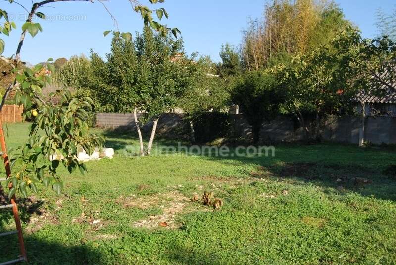 Beau terrain viabilisé à proximité de la mairie de Soyaux, idéalement situé - photo 3