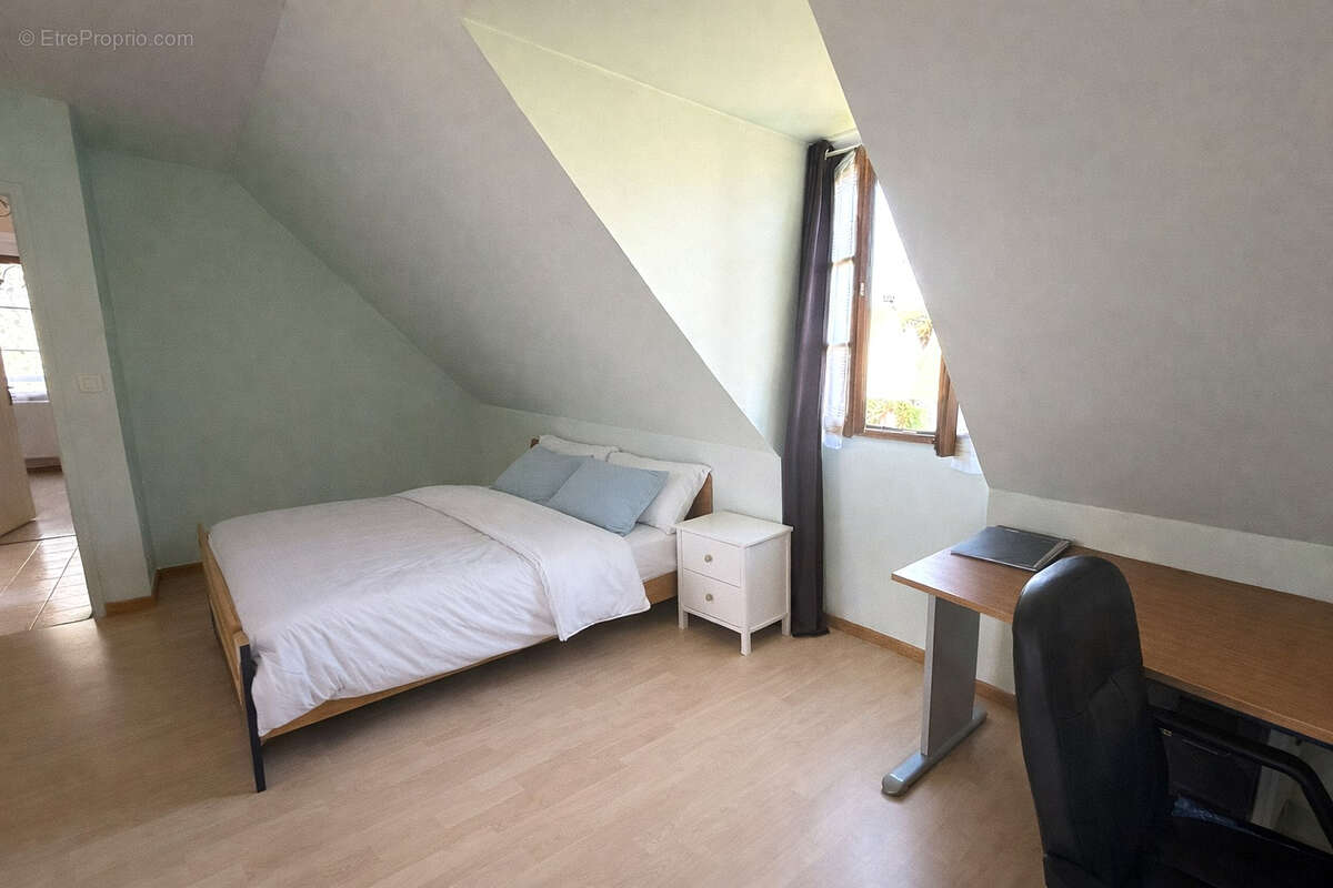 Charmante maison de 111 m2 avec dépendance - 5 pièces à Thiers-sur-Thève ! - photo 9
