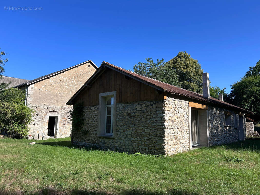 propriété située en  hameau Maison 100 m2 entièrement rénovée avec dépendances et terrain de plus d'un hectare - photo 30