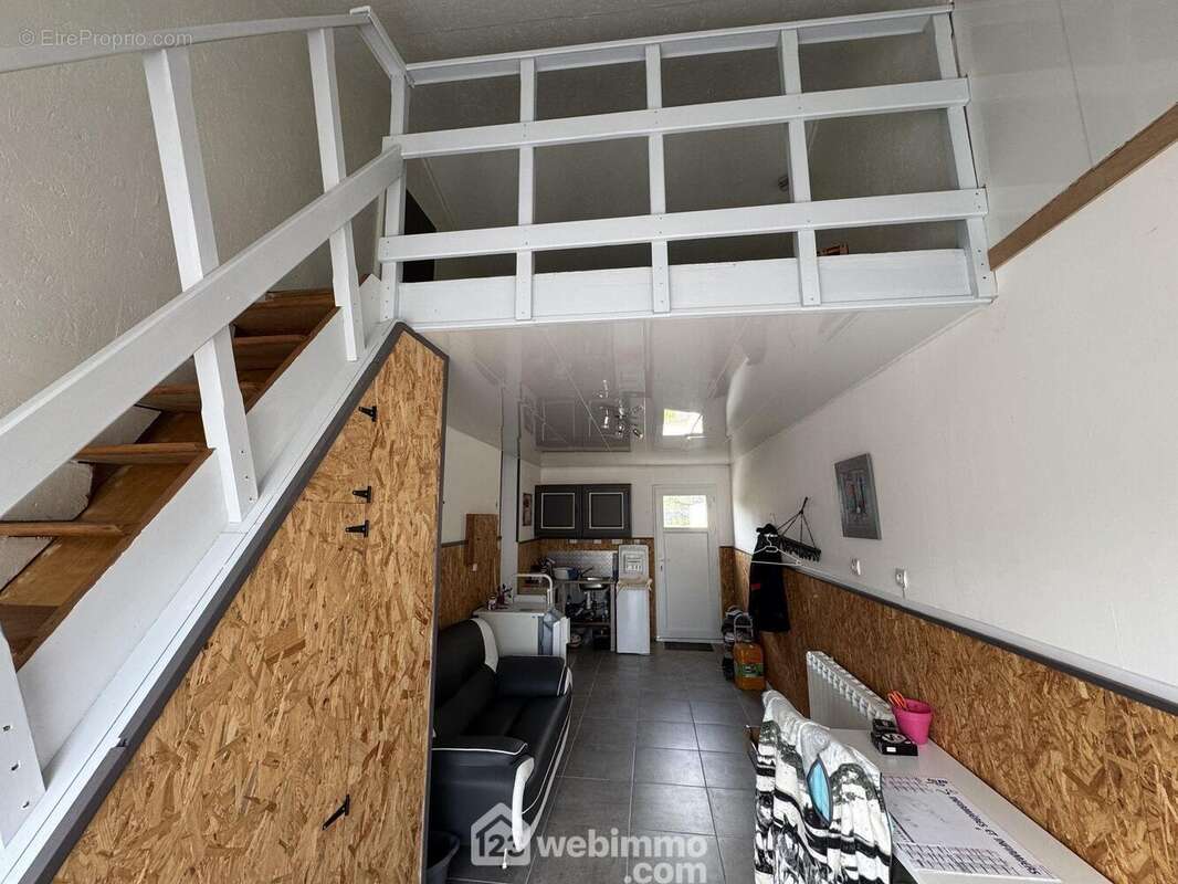 Grande pièce / bureau avec mezzanine transformée en chambre. - Maison à POIROUX