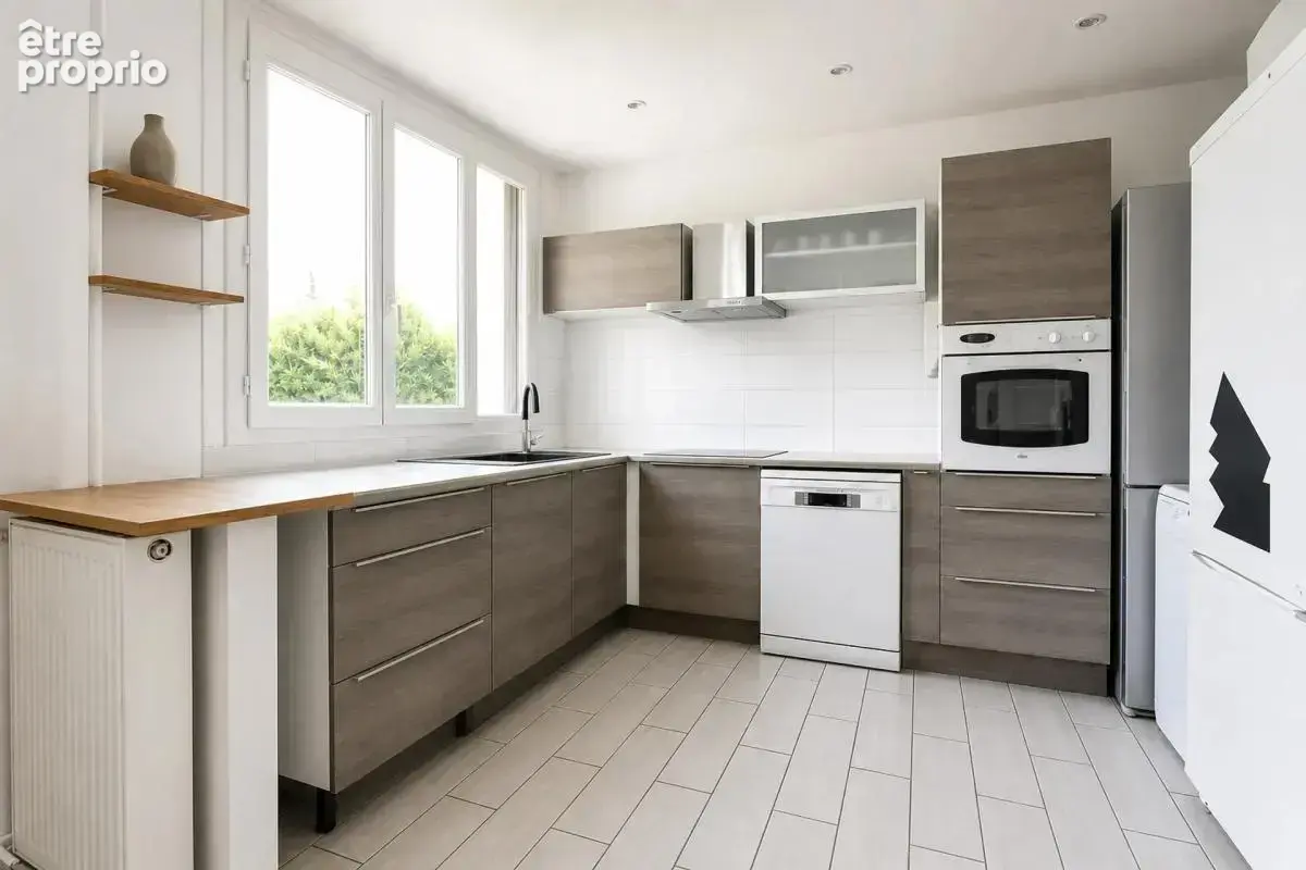 Appartement de trois pièces ! Copropriété familiale avec ravalem - photo 3