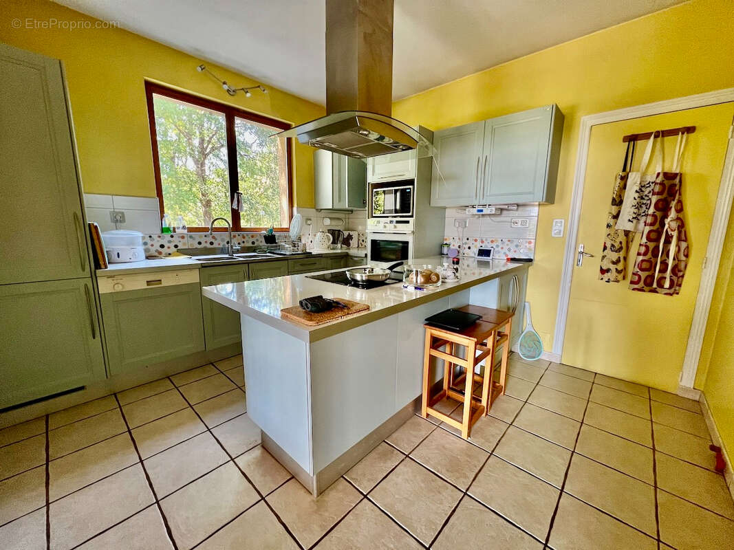 À quelques minutes du centre de Laroque-Timbaut, venez découvrir cet ensemble immobilier  d'environ 150 m² avec gîte et piscine, - photo 8