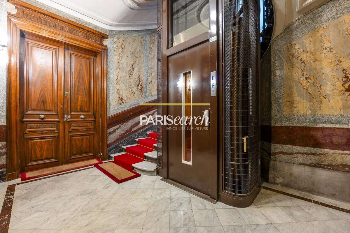 Appartement à PARIS-16E
