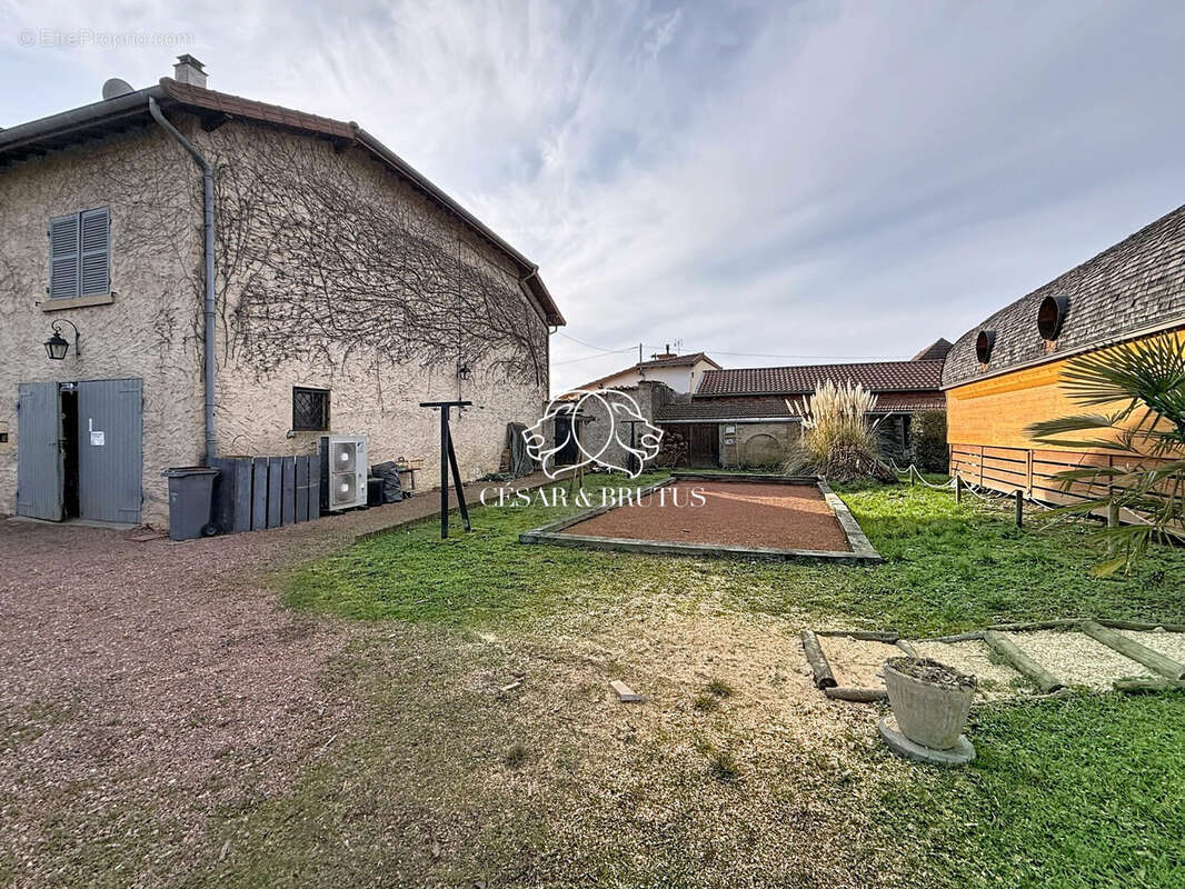 Maison à POUILLY-SOUS-CHARLIEU