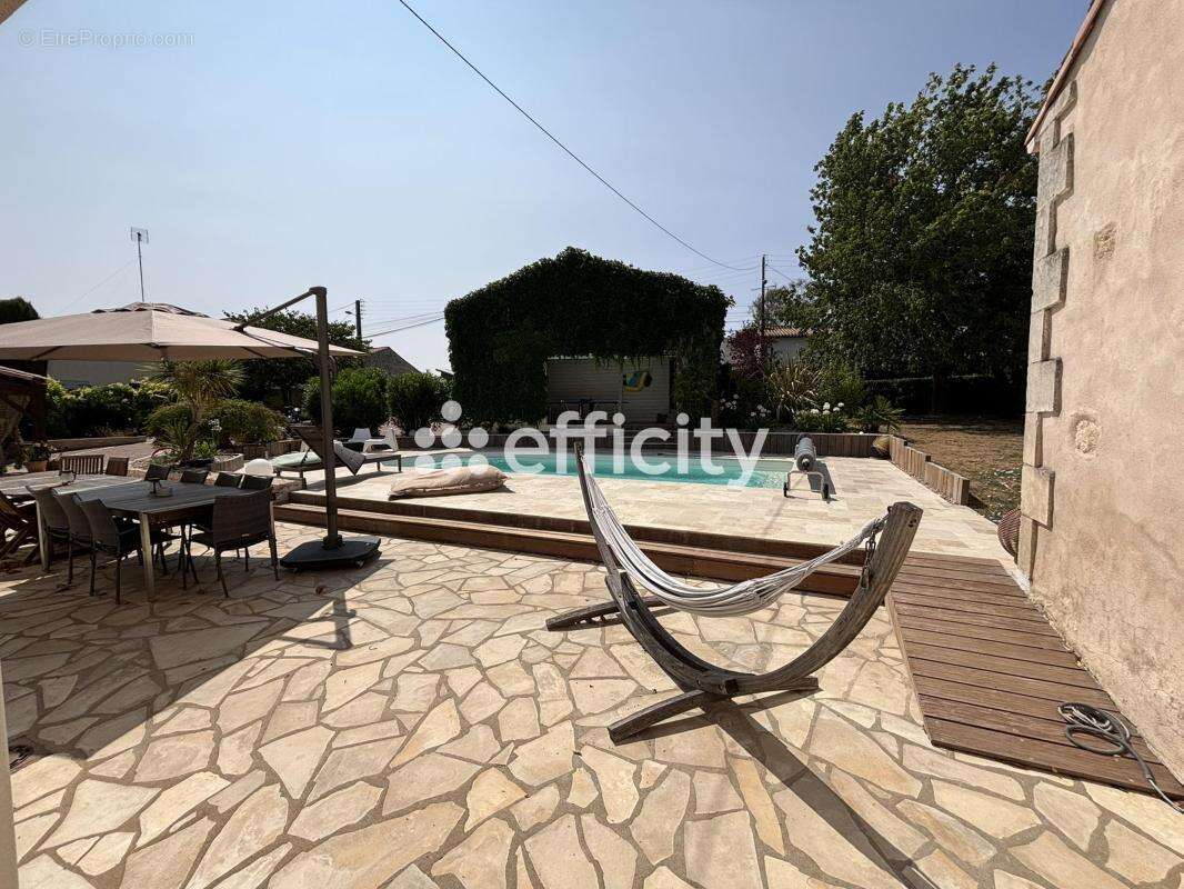 Maison 243 m² à Fontenay-Le-Comte  - photo 2