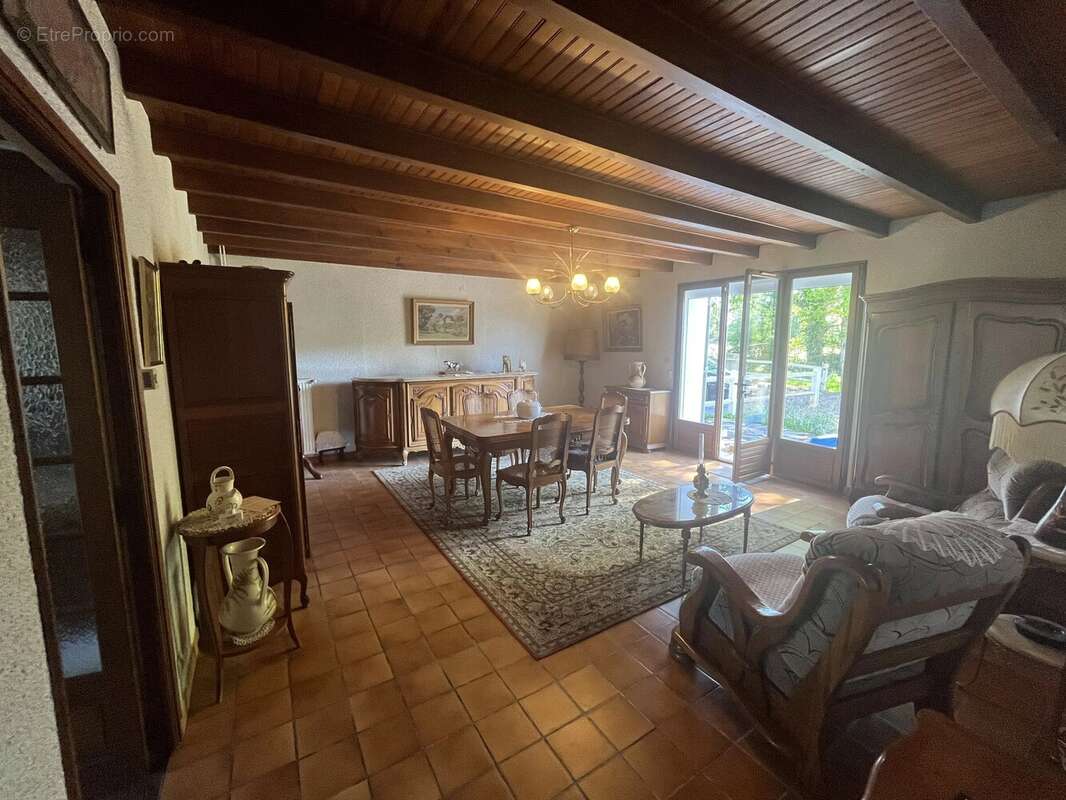 Superbe maison de campagne avec plus de 8 hectares et des boxes à chevaux - photo 3