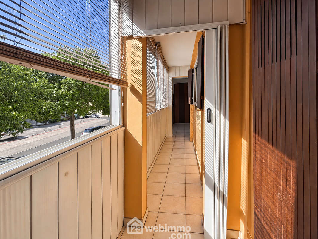 Balcon fermé servant de véranda
