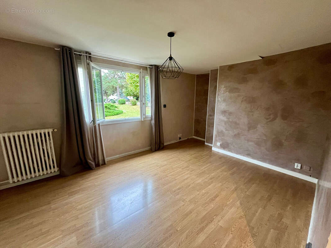 Appartement à LES CLAYES-SOUS-BOIS