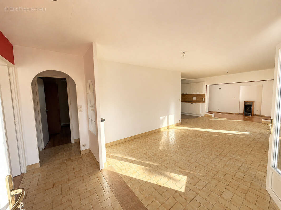 Maison 4 chambres double garage et jardin - photo 2