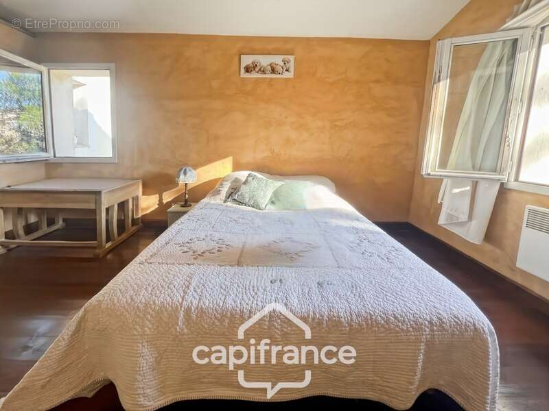 Domaine et Golf de Pont Royal, belle  propriété de 290 m2 établie sur un terrain de 2600 m2, cinq chambres, un bureau, piscine,  - photo 33
