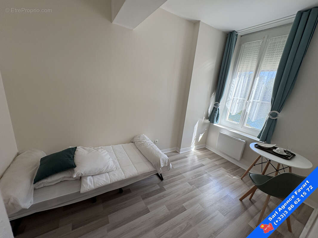 Appartement à LAROCHE-SAINT-CYDROINE