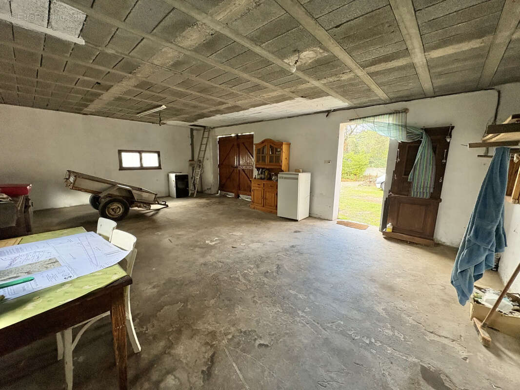 Terrain à MEOUNES-LES-MONTRIEUX