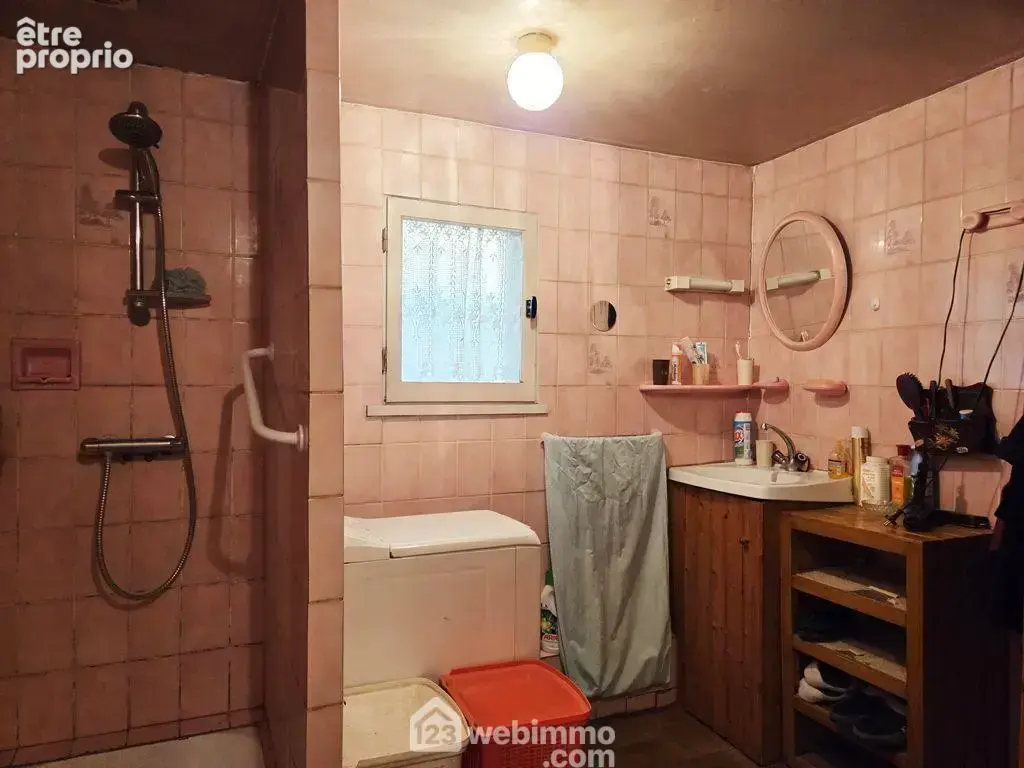 d'une salle de bain avec douche et baignoire,