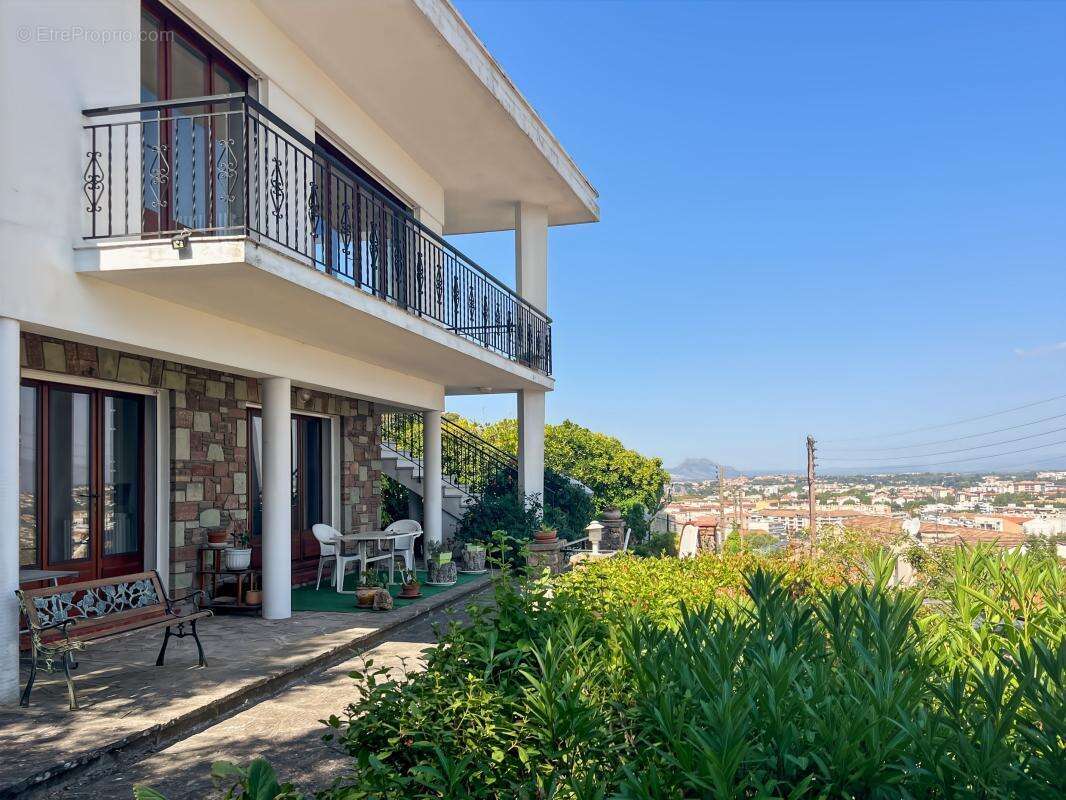 Maison À Vendre composée de 2 appartements (3 et 4 pièces) - photo 2