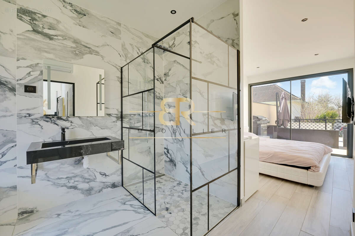 Maison à CHENNEVIERES-SUR-MARNE