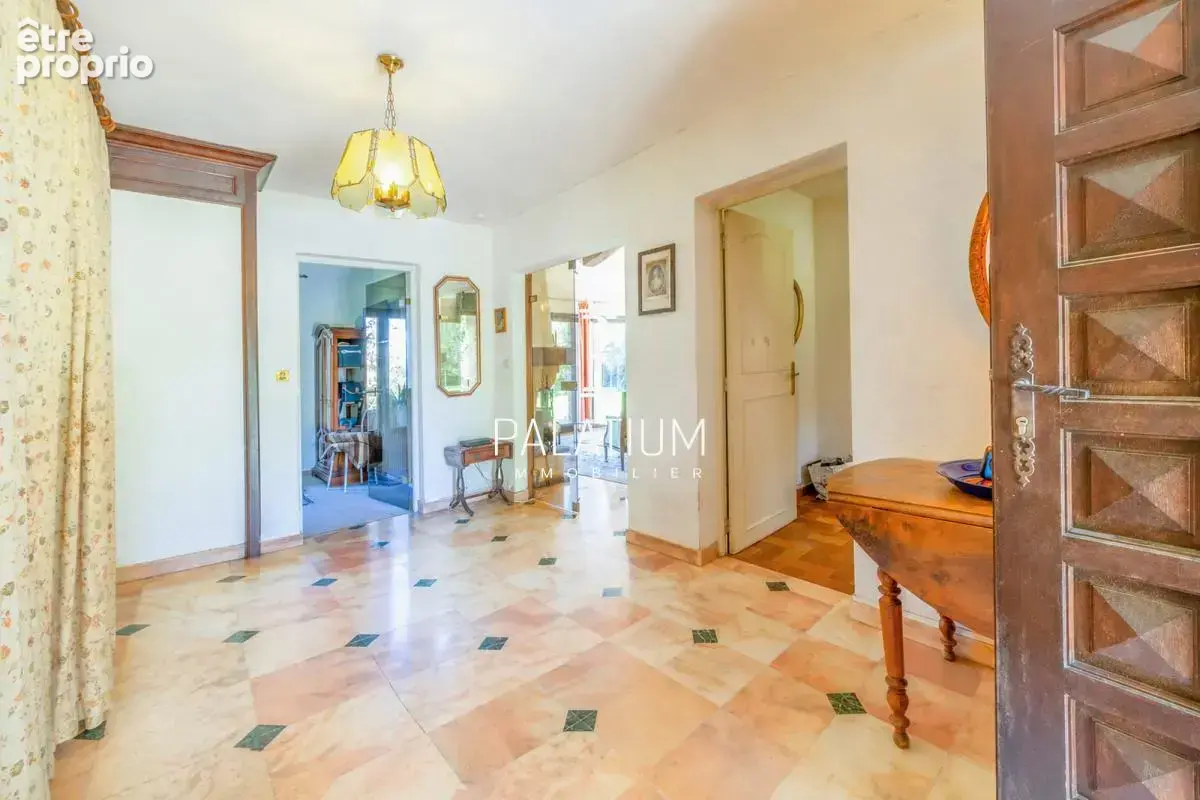 Maison de plain-pied avec jardin arboré et 3 appartements - photo 9