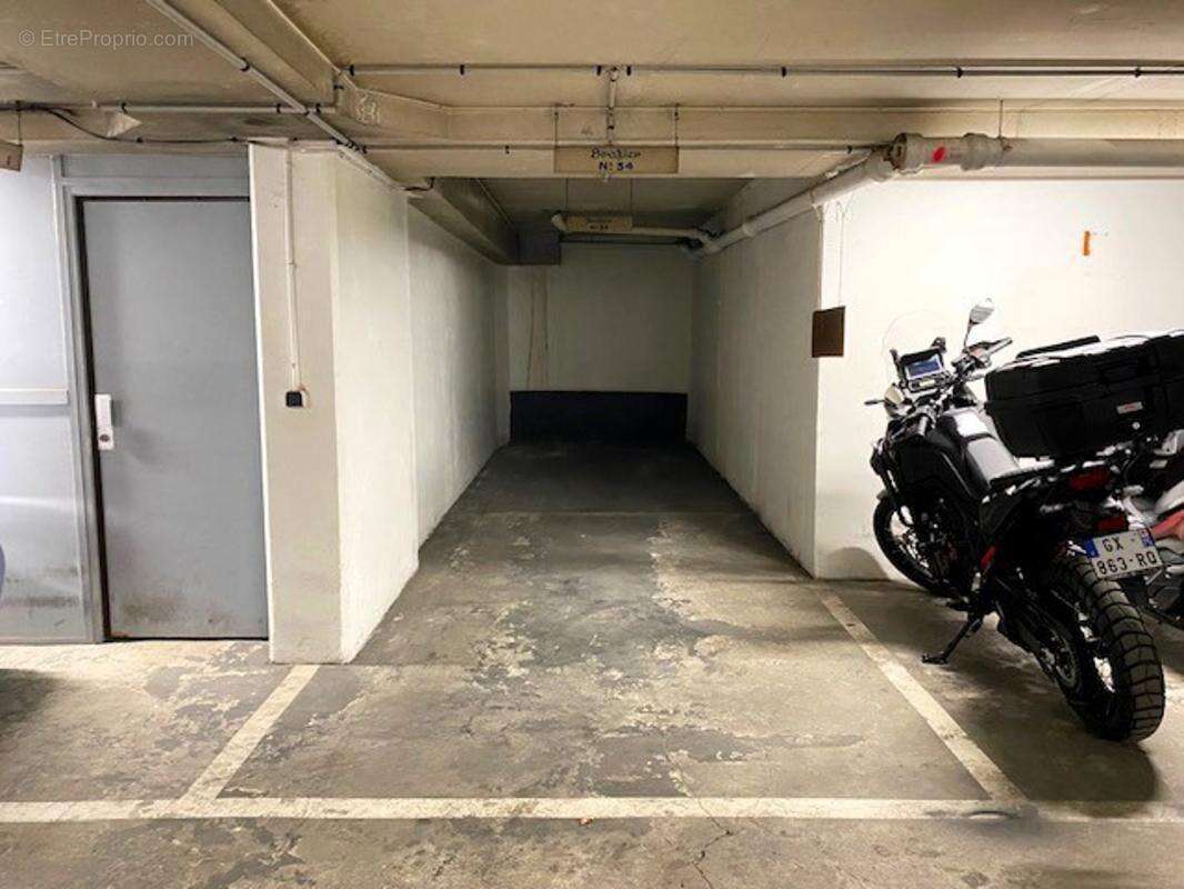 Parking à PARIS-2E