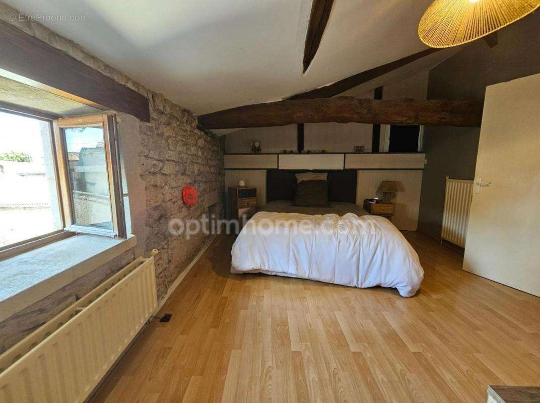 Maison charentaise de 232 m², 6 chambres, un bureau, piscine et un garage de 90 m² - LINARS (16) - photo 15