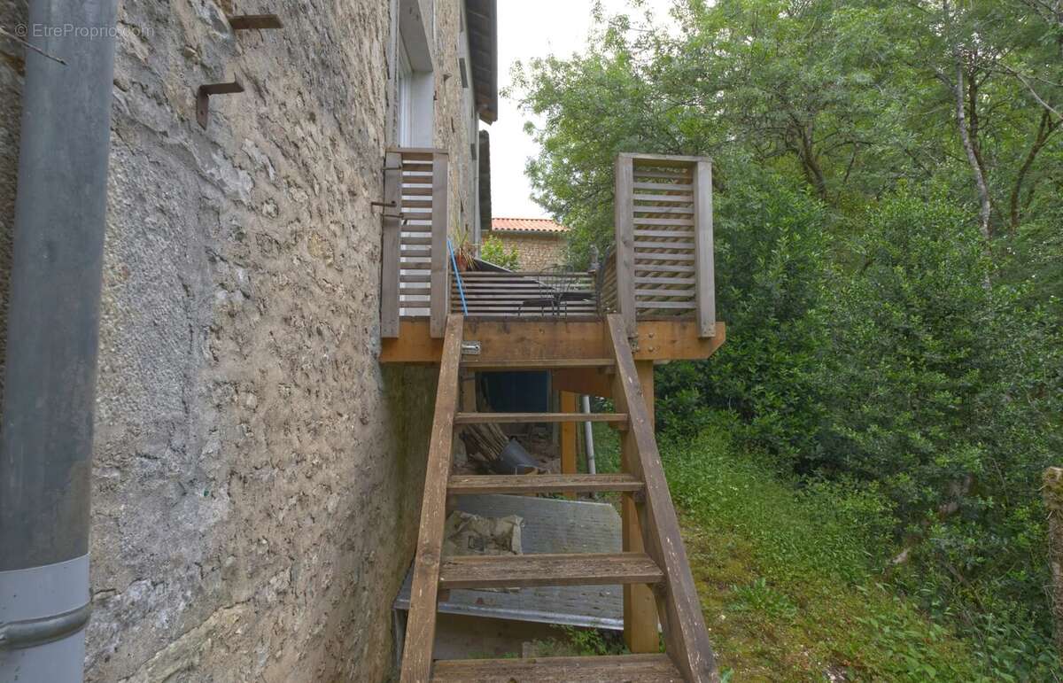 Maison de village à finir de rénover avec accès privatif à la rivière, au cœur d'un charmant village avec bar - photo 12