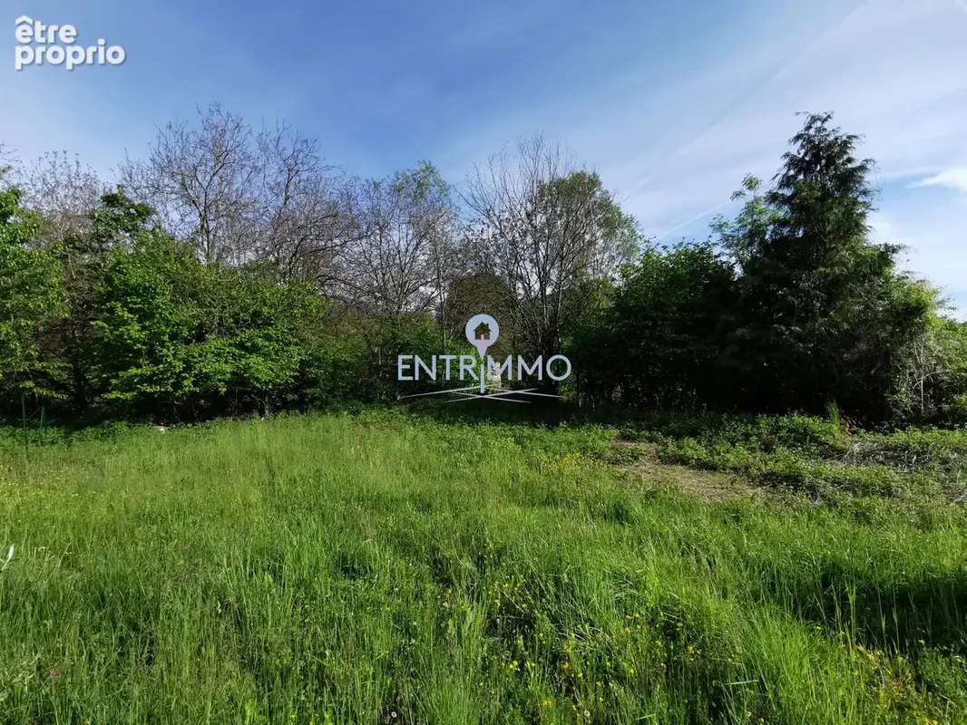 Photo Terrain à Saint-Ours au prix de 180 000€