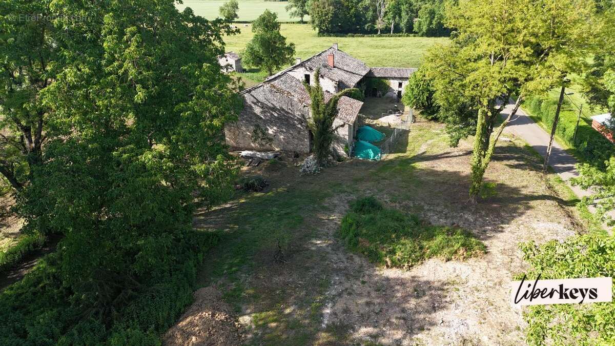 Bord de saône - demeure en pierre - 155 m² habitable - caves - dépendances - 2 puits - 4702 m² zone verte - photo 6