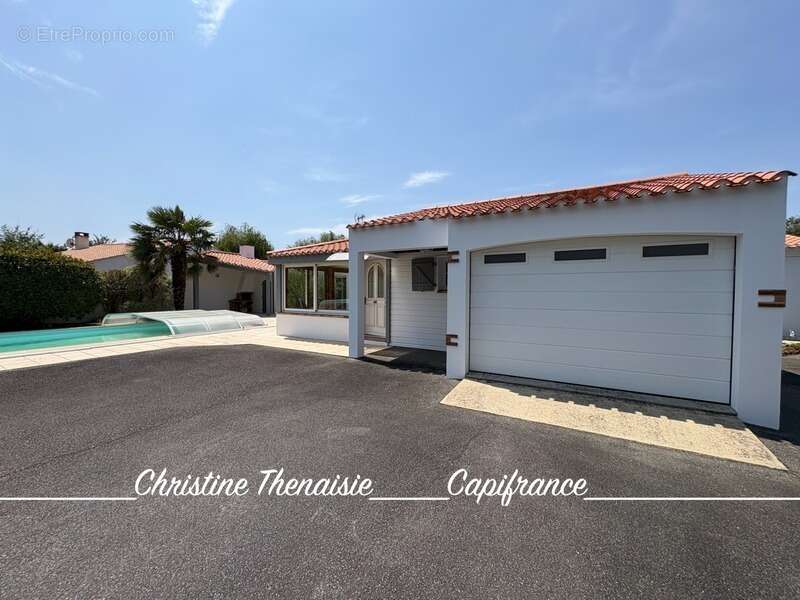 Maison à vendre 5 pièces - Plain-Pied - 3 chambres - 2 salles d'eau - 3 wc - Piscine couverte - 2 garages SAINT HILAIRE DE RIEZ  - photo 8