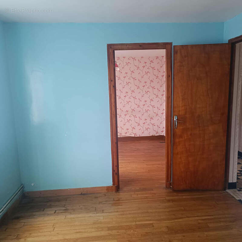 Maison à NEANT-SUR-YVEL