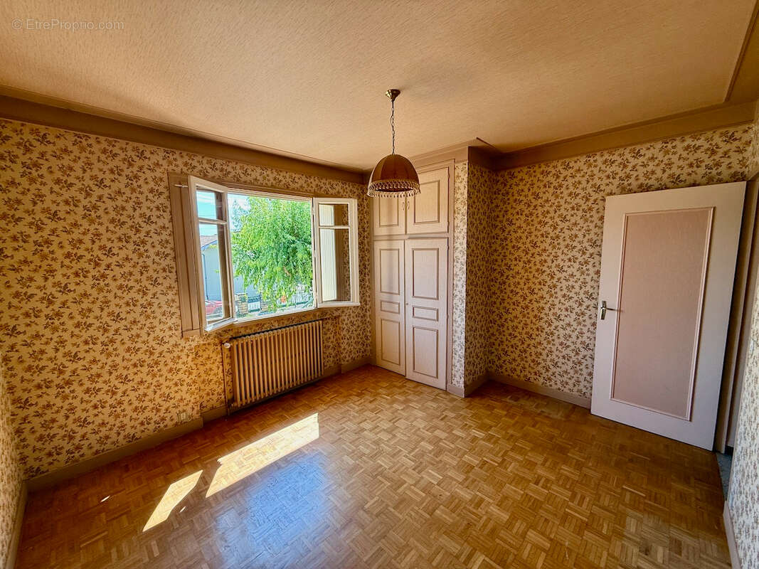 Maison des années 70 à Villeneuve-sur-Lot Rive droite Située dans un quartier prisé à deux pas du centre-ville, cette maison des - photo 4