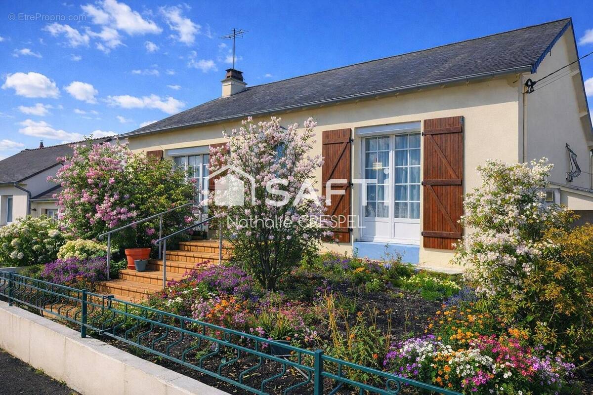 Photo 1 - Maison à AMBRIERES-LES-VALLEES