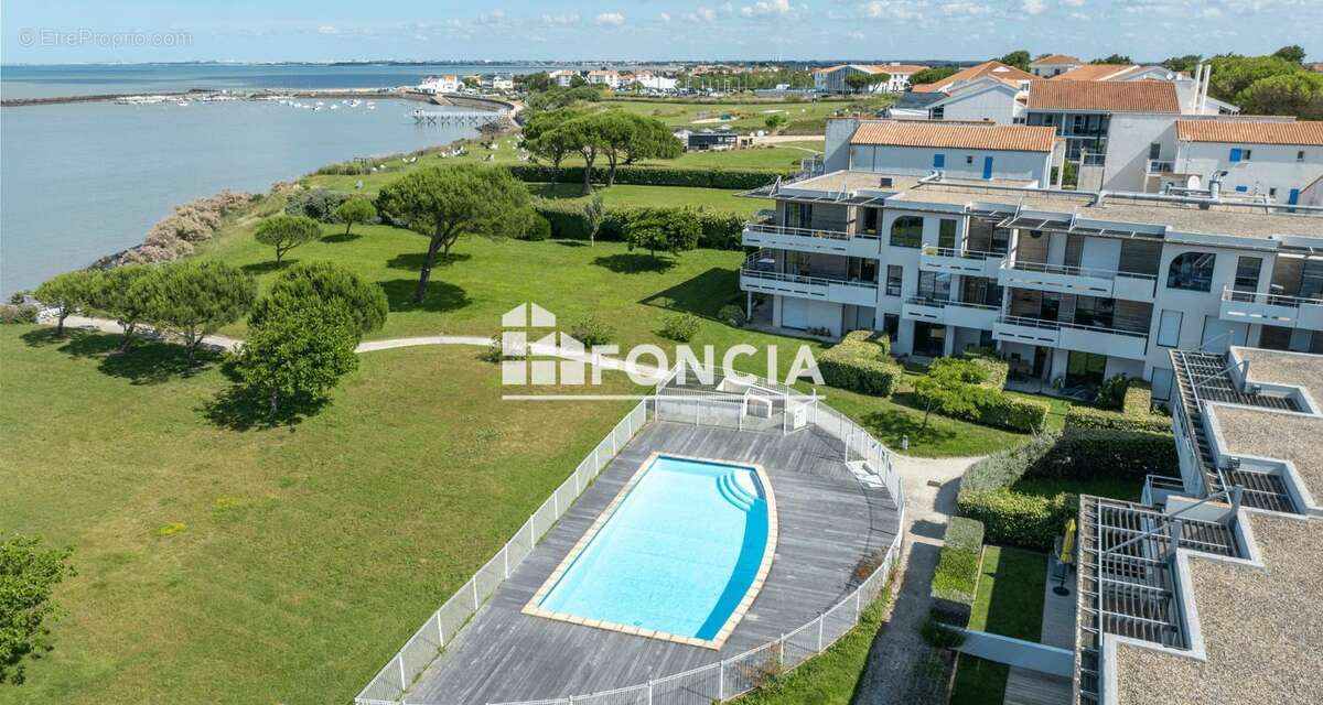 Châtelaillon-Plage. Niché au sein d’une résidence de standing avec ascenseur, cet appartement vous offre une vue imprenable sur  - photo 8