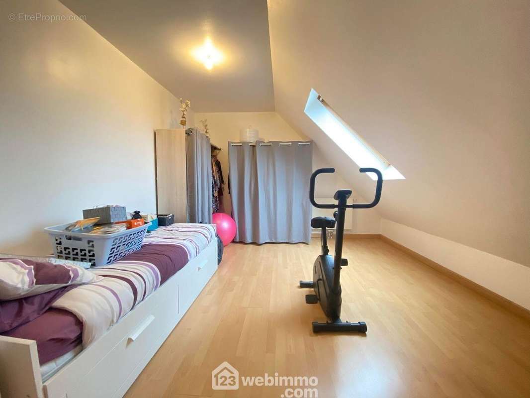 La deuxième chambre 14 m² avec placard - Maison à ATHIES-SOUS-LAON