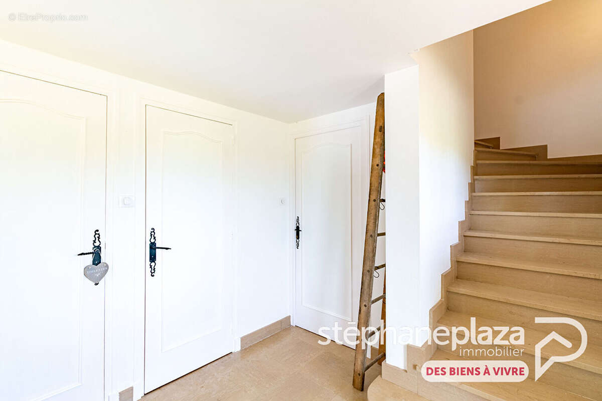 Propriété composée d'une maison entièrement rénovée de 133m² habitables sur 3164m² de terrain, avec piscine ! - photo 10