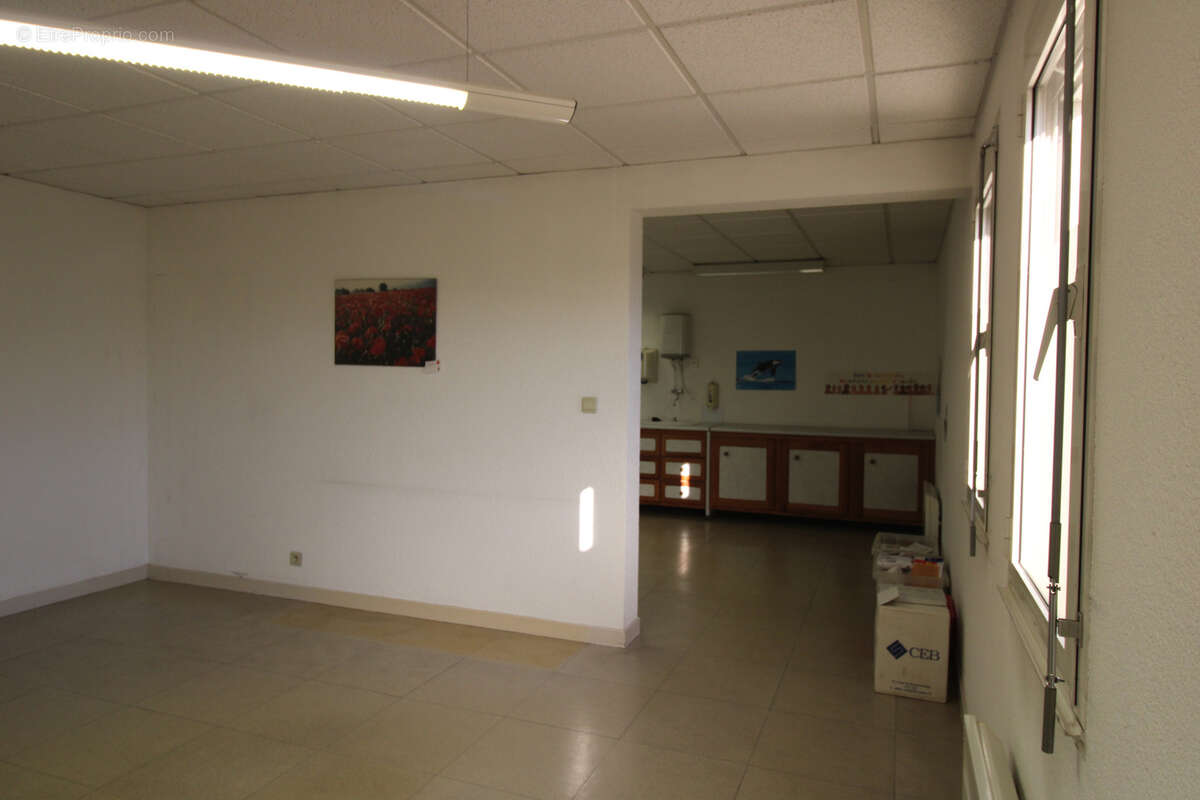 A vendre ambert local professionnel 50.60 m2 - photo 4