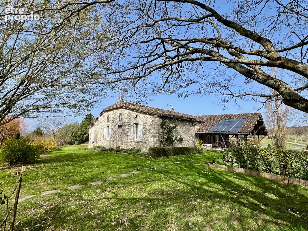 À seulement 15 minutes de Villeneuve-sur-Lot, dans un environnement campagne particulièrement calme et verdoyant, découvrez cett - photo 2